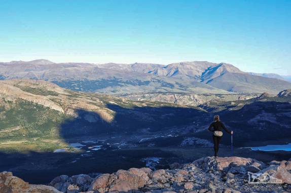 Na Laguna de Los Tres, observando o fim de tarde no parque Los Glaciares, região de El Chaltén, no sul da patagonia argentina